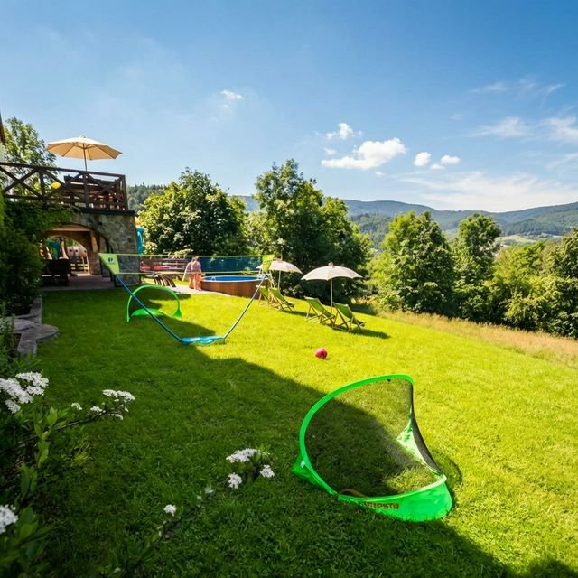 Basen letni z ogrodem i miejscem do gry